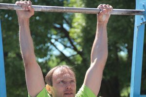В Великих Луках состояли соревнования по подтягиванию на турнике (фото)