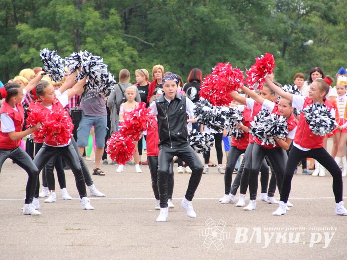 В Великих Луках проходит Международный фестиваль-конкурс среди мажореток и барабанщиц (ФОТО)