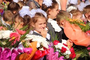 Самую многочисленную школу Великих Лук пополнили 116 первоклассников (ФОТО)