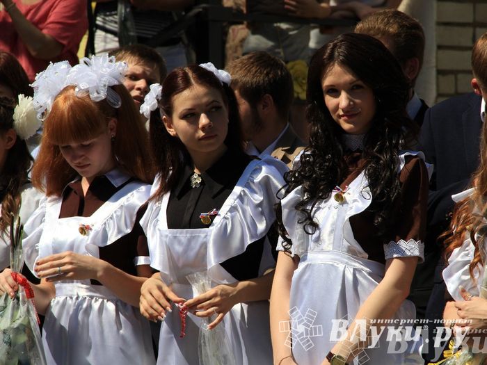 В Великих Луках прозвенели «Последние звонки»