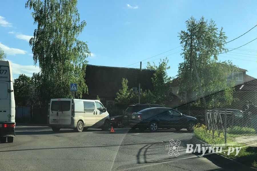 ДТП на ул. 3-й уд. Армии в Великих Луках (ФОТО)