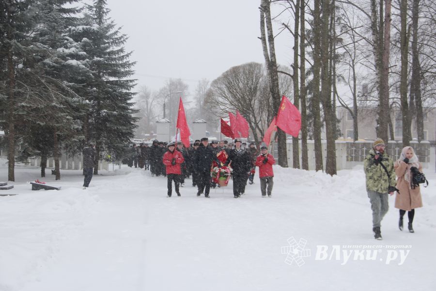 Великолучане возложили цветы на братском мемориальном захоронении (ФОТО)