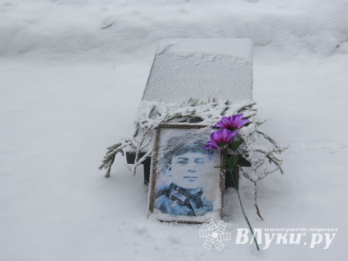 Великолучане возложили цветы на братском мемориальном захоронении (ФОТО)