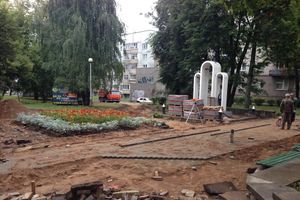 В Великих Луках ремонтируют сквер у памятного знака великолучанам, погибшим в «горячих точках» (фото)