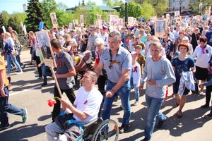 По центральному проспекту Великих Лук прошёл  «Бессмертный полк» (0+) (ФОТО)