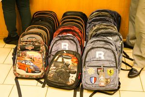 В Великих Луках первоклассники из малоимущих семей стали обладателями новых школьных портфелей (ФОТО)