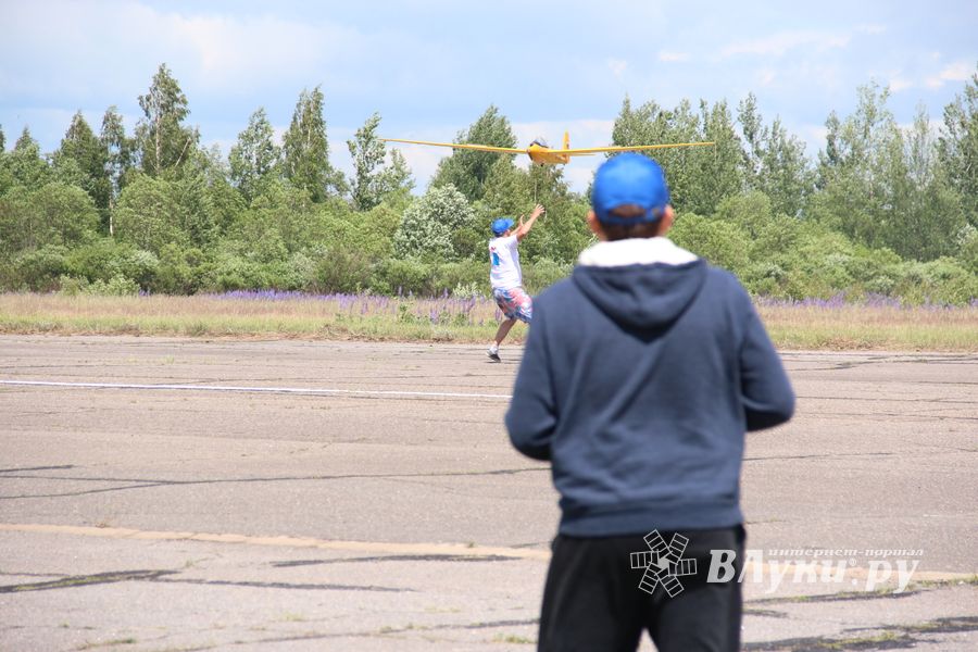 В Великих Луках проходит 7-й Фестиваль авиамодельного спорта (ФОТО)