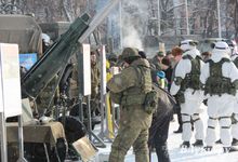 Великолучанам показывают армейскую технику и кормят кашей (6+) (ФОТО)