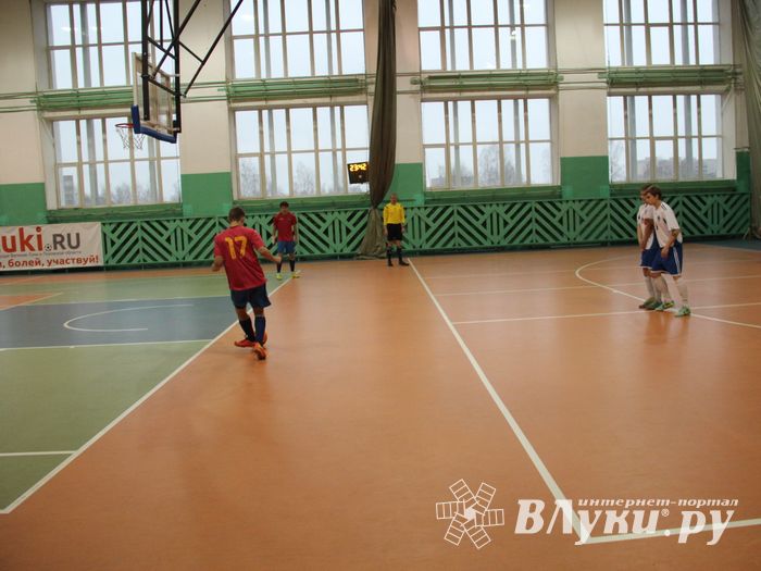 В Великих Луках продолжается Первенство города по мини-футболу (фото)