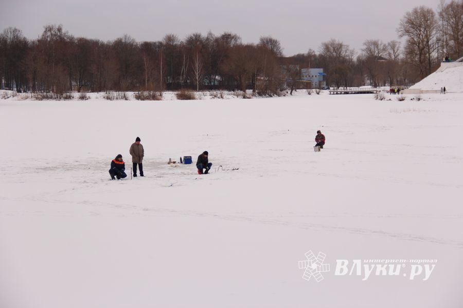 Фотофакт: МЧС запретило выходить на лёд? Нет, не слышали...