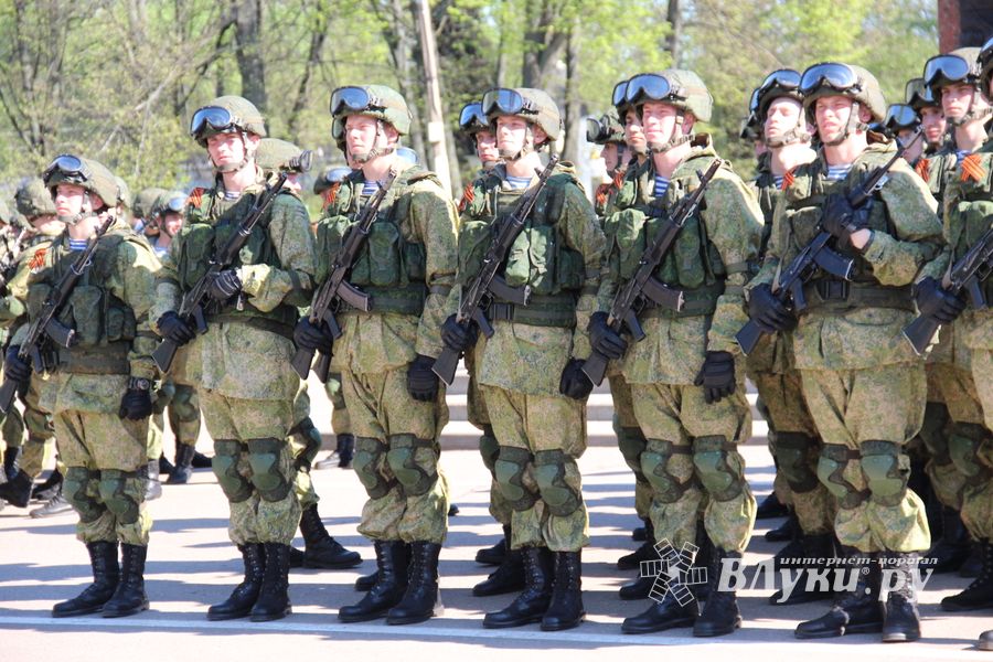 В Великих Луках прошел Парад Победы (ФОТО)