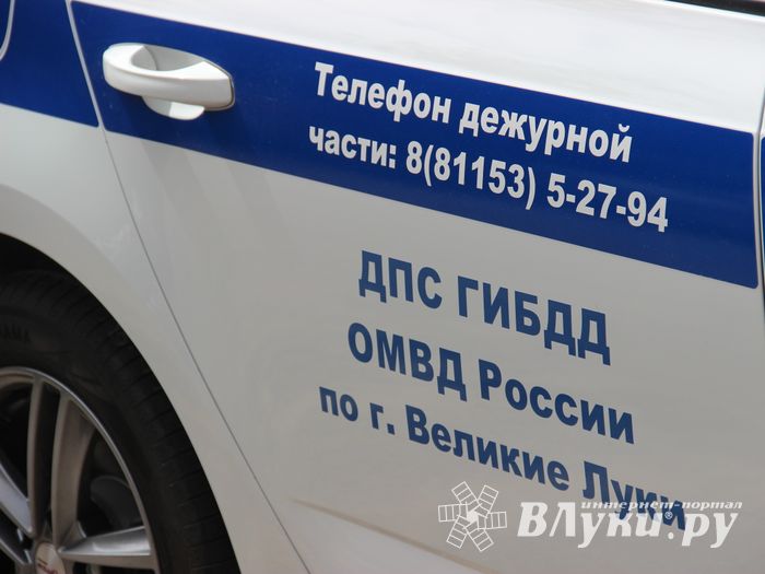 Сотрудников великолукского отдела ГИБДД поздравили с праздником (ФОТО)