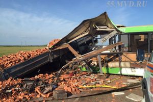 В столкновении пассажирского автобуса и КАМАЗа погибло 16 человек (фото)