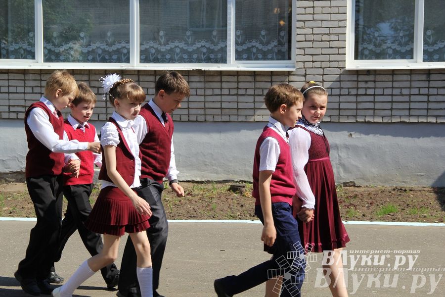 В Великих Луках прозвенели «Последние звонки»