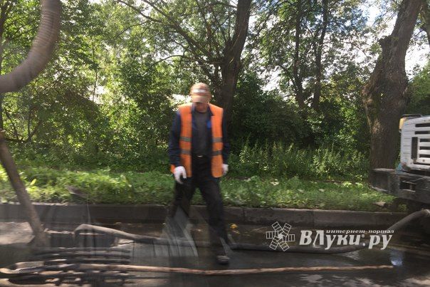 На пр-те Гагарина чистят ливнёвки (ФОТО)