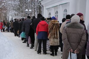 Великолучане запасаются святой водой (фото)
