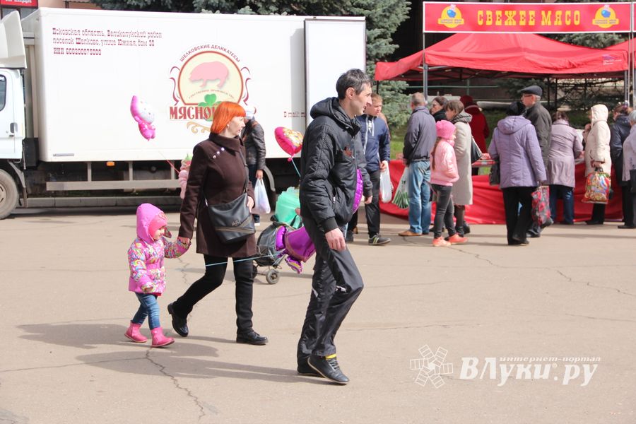 В Великих Луках проходит Весенняя ярмарка