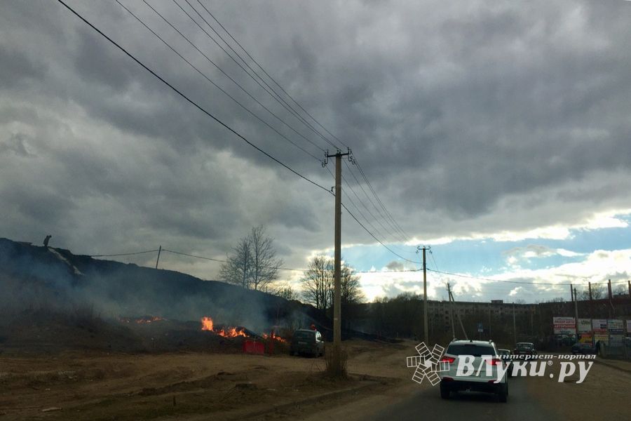 ФОТОФАКТ: В Великих Луках горит путепровод