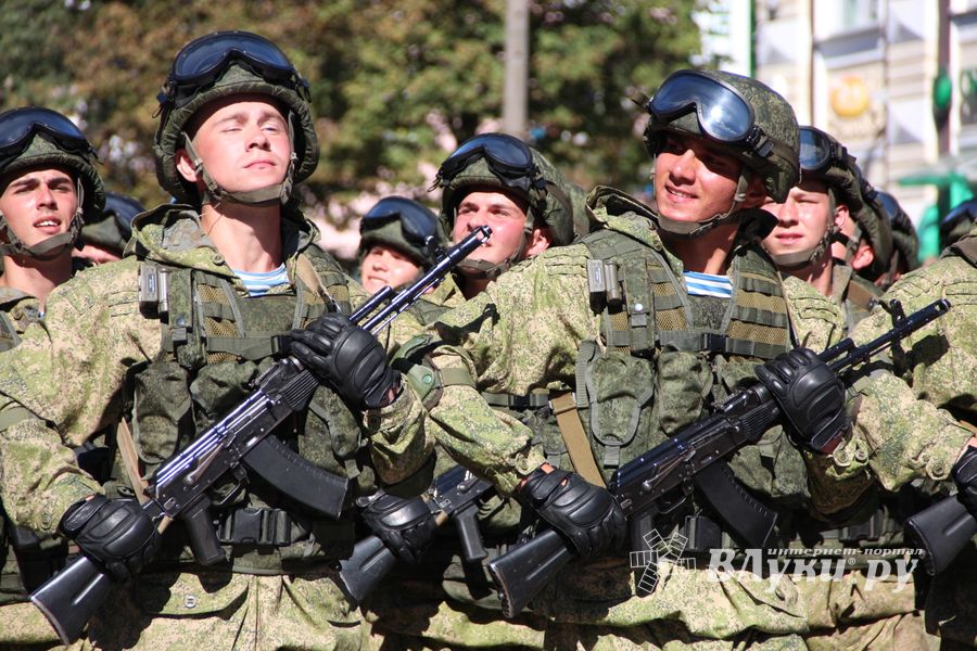 Военный парад в Великих Луках, часть II (ФОТО)
