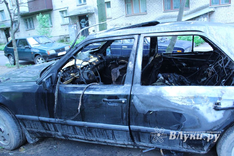 В Великих Луках сгорел очередной автомобиль