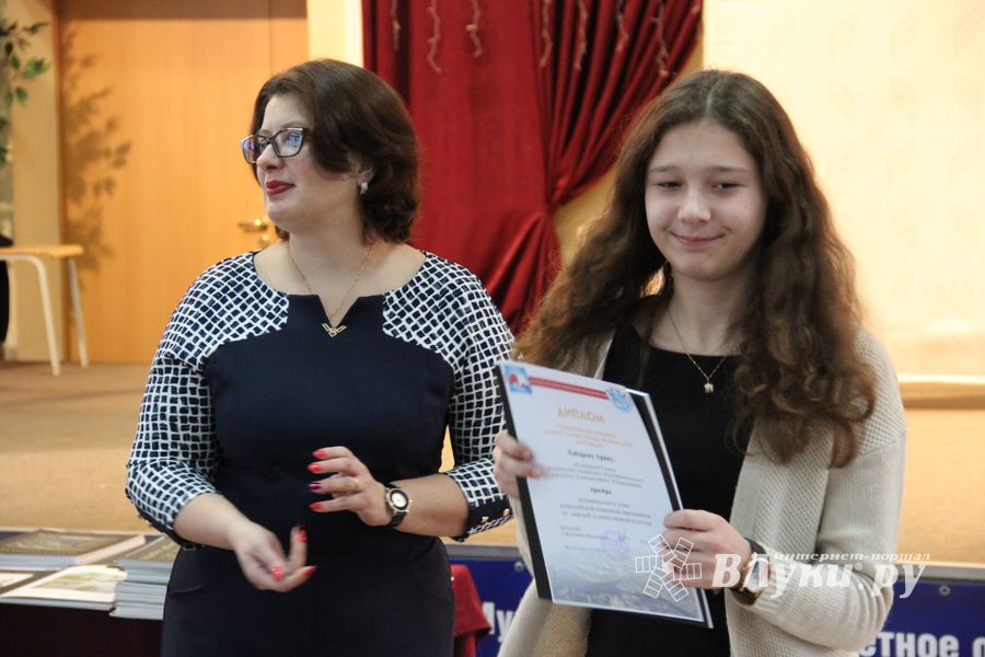 В Великих Луках наградили самых умных школьников 