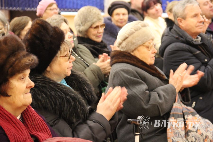 Слабовидящих великолучан поздравили с Международным днём инвалидов (ФОТО)