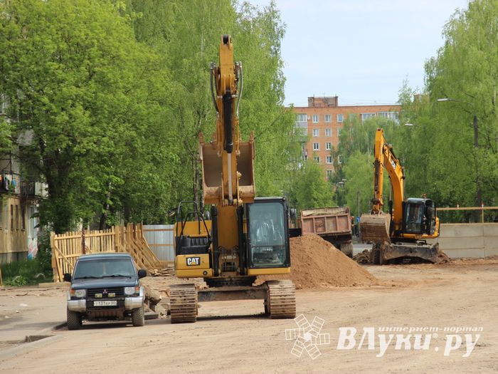 На площади Калинина убирают лишние деревья (ФОТО)