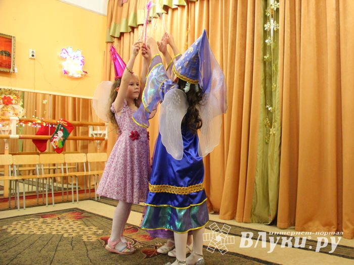 В Великие Луки пришла пора новогодних утренников (ФОТО)