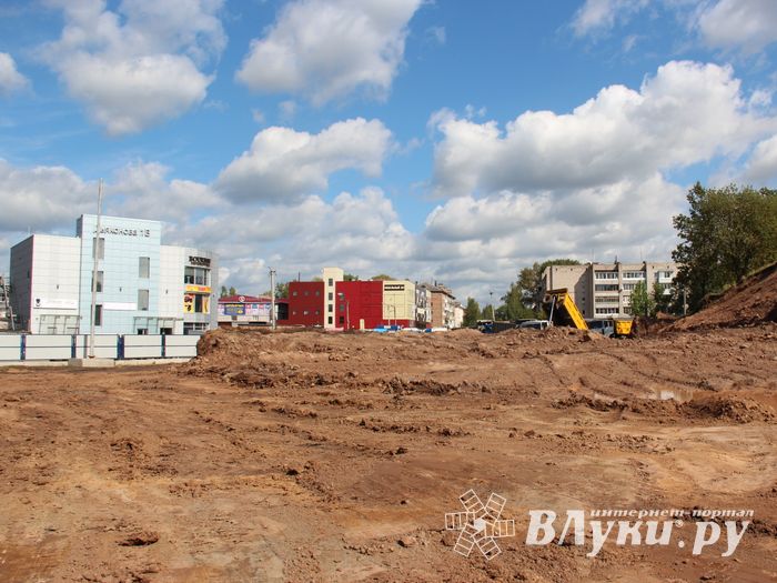  На месте строительства путепровода ведутся работы (фото)