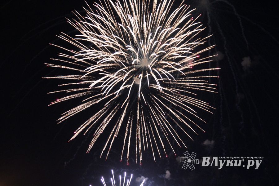 Праздничный концерт и салют в честь Дня Победы в Великих Луках (ФОТО)