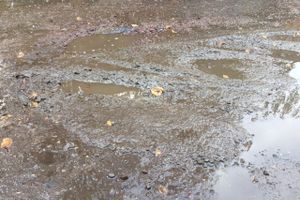 И в дождь, и в стужу бетон — на лужу (ФОТО)