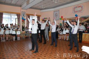 В Великих Луках прозвенели «Последние звонки»