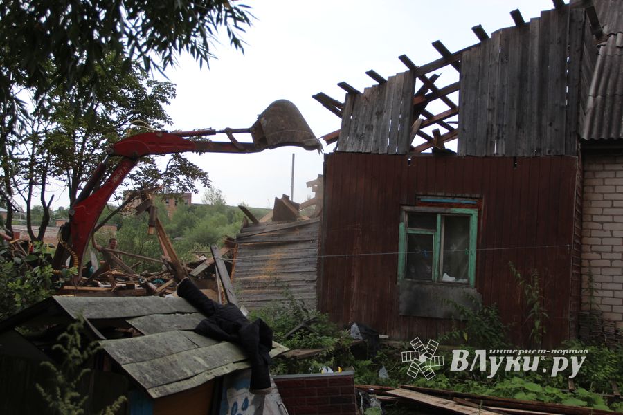 Великие Луки: ломать - не строить