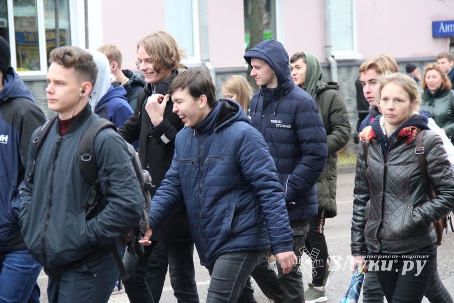В Великих Луках прошло праздничное шествие (ФОТО)