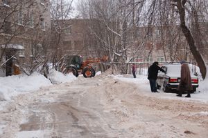 В великолукском дворе замечен трактор, убирающий снег