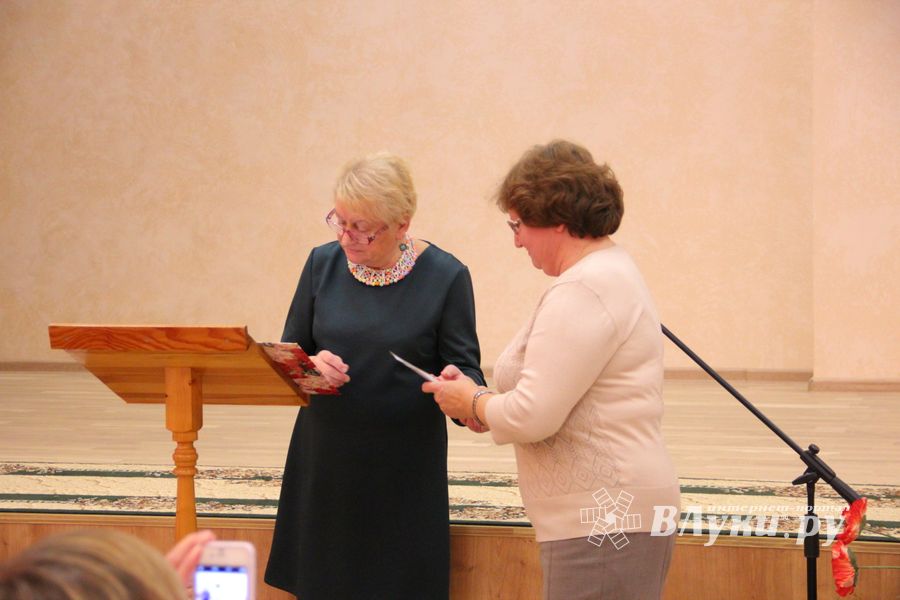 В Великих Луках ученики школы №13 поздравили своих педагогов (ФОТО)