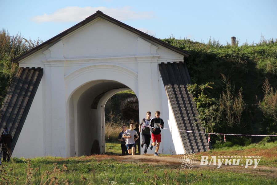 Легкоатлетический осенний кросс прошел в Великих Луках (фоторепортаж)