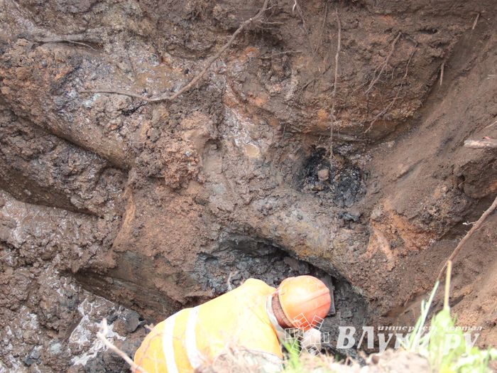 Устранение прорыва водопровода в Великих Луках (ФОТО)