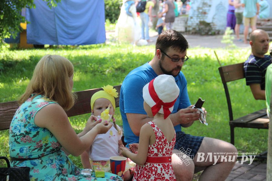 В городском парке Великих Лук прошёл День мороженого