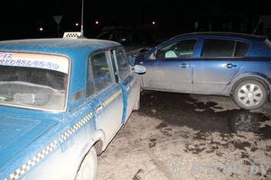 В Великих Луках столкнулись Опель и такси, есть пострадавшие (ФОТО)