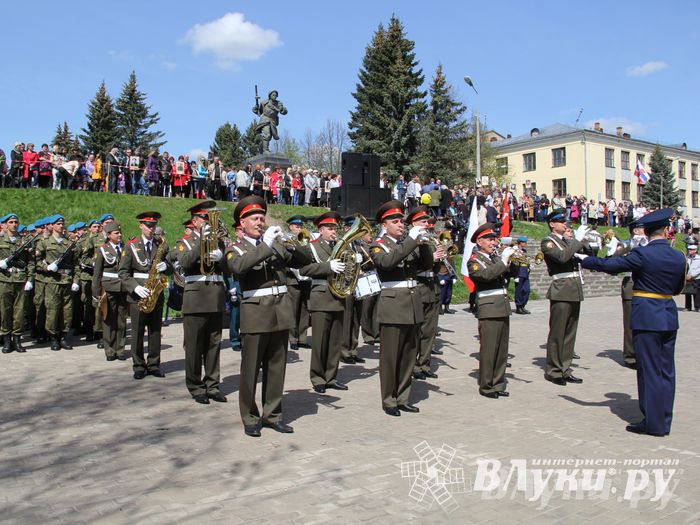 Парад Победы в Великих Луках (фото)