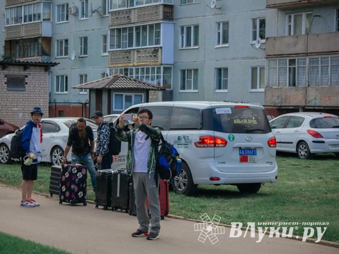 Иностранные туристы на электромобилях в Великих Луках (ФОТО)