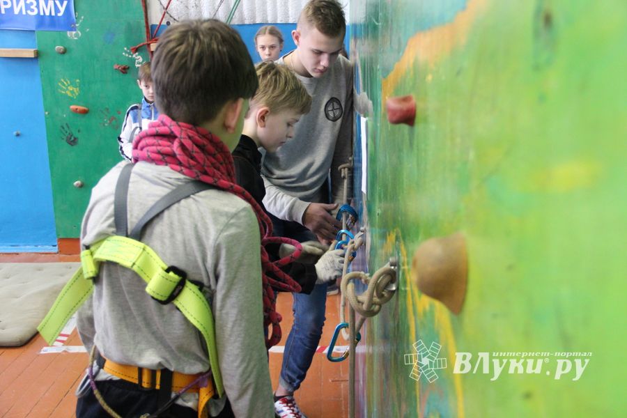 Великолукские школьники попрыгали по «кочкам»