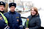 В Великих Луках инспекторы ГИБДД вручили цветы женщинам за рулём (ФОТО)
