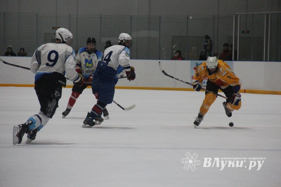 Две великолукские команды хоккеистов одержали победы в домашних матчах (ФОТО)