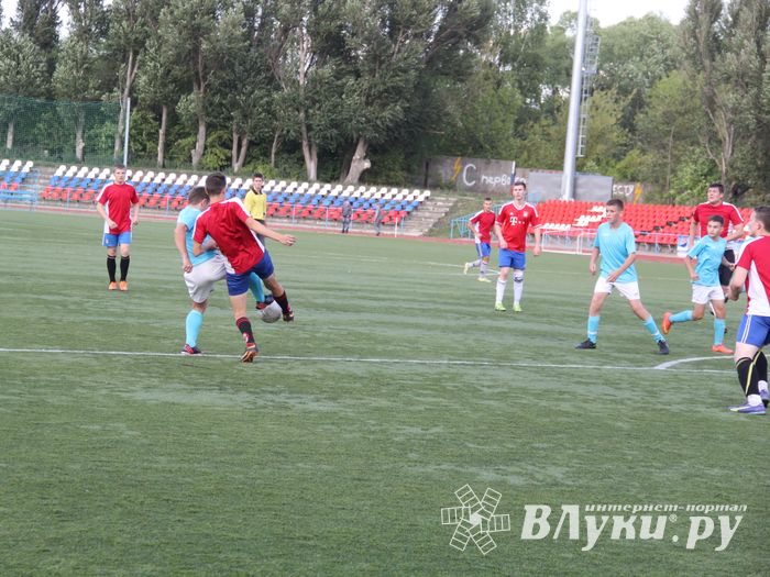 В минувшие выходные великолучане сыграли в футбол (фото)