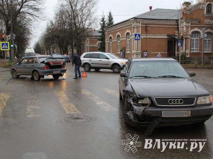 В районе Смоленского рынка произошли два ДТП (ФОТО)