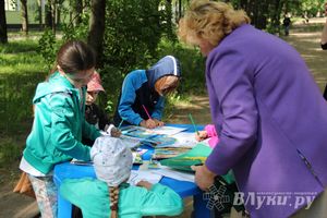 В Великих Луках прошел конкурс детских рисунков «Путешествие в страну сказок» (фото)
