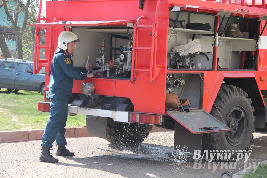 В Великих Луках прошли соревнования пожарных расчетов