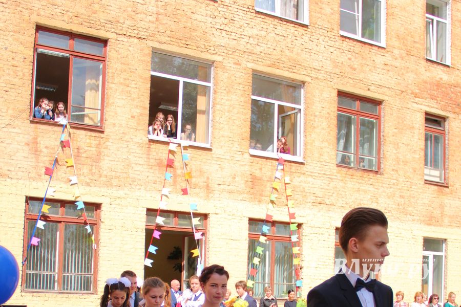 В Великих Луках прозвенели «последние» звонки (ФОТО)